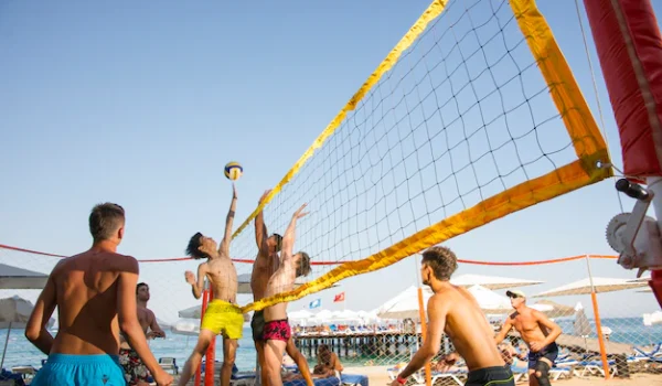 people-playing-volleyball_1122-1307